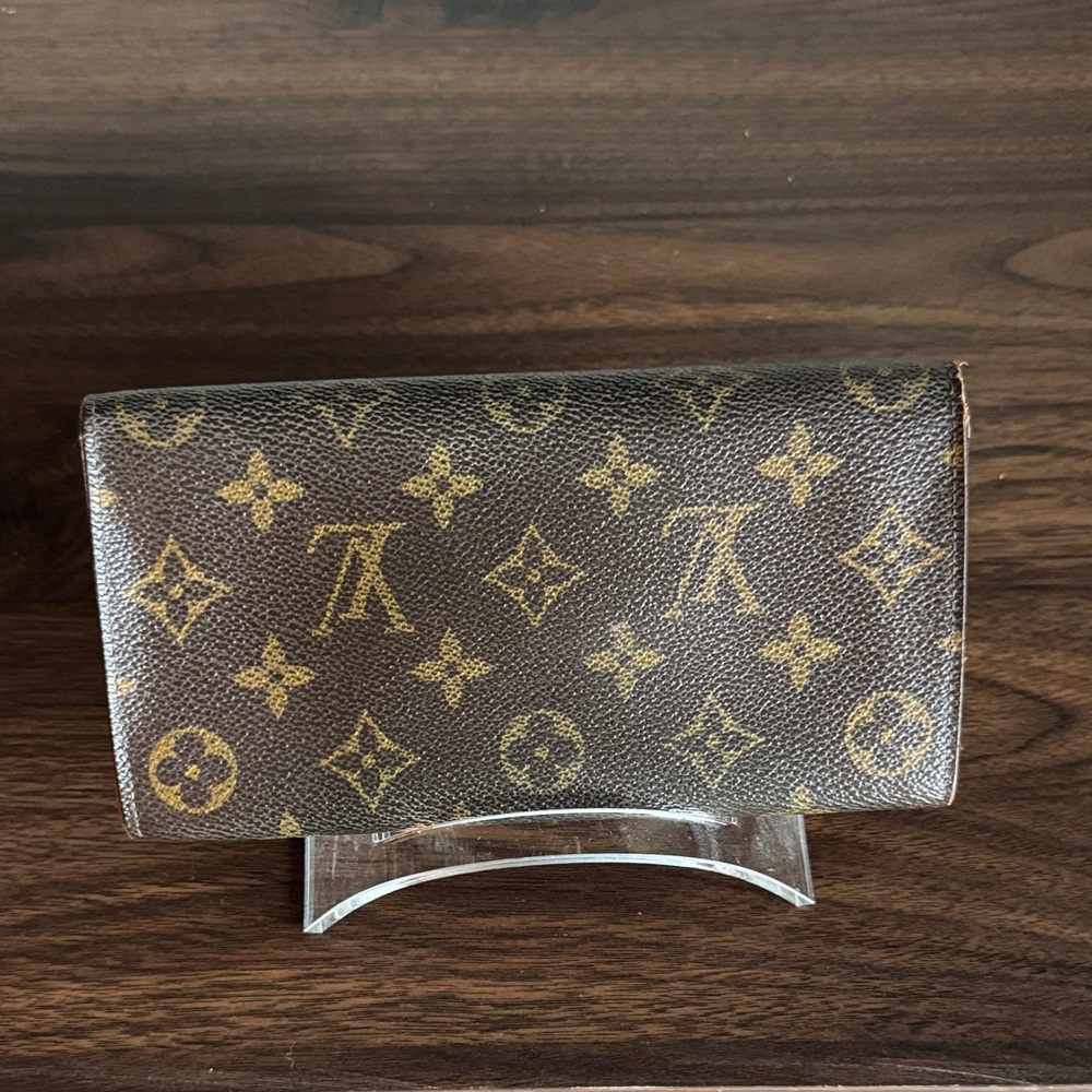 Louis Vuitton Monogram Sarah Wallet - Picture 2 of 12